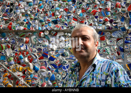 Bagno turco uomo davanti a cocci rotti annegato nel muro. Sultanahmet, Istanbul, Turchia Foto Stock