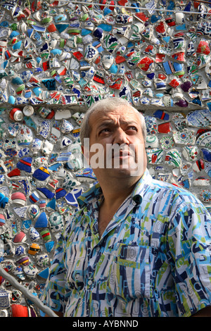 Bagno turco uomo davanti a cocci rotti annegato nel muro. Sultanahmet, Istanbul, Turchia Foto Stock