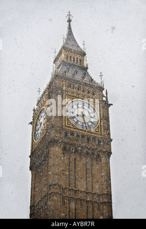 Big Ben orologio, la Casa del Parlamento, Westminster London nella neve con grandi fiocchi di neve caduta Foto Stock