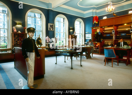 Al piano superiore interno di Gieves Hawkes bespoke gentlemens costumi maestri sarti Savile Row London Inghilterra England Foto Stock