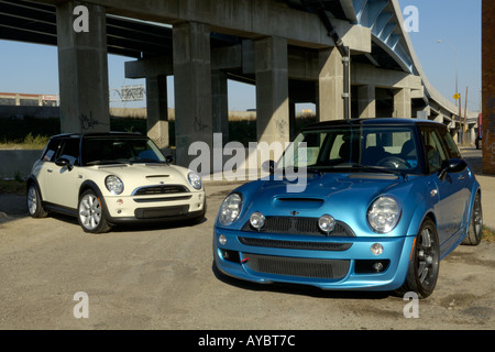 Due Mini Cooper S auto parcheggiata su una strada di Detroit Michigan Foto Stock