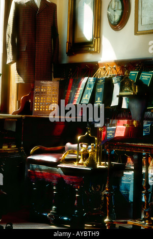 Antica antiche bilance di pesatura visto qui nel tradizionale gentlemens abbigliamento su misura negozio di sartoria Henry Poole Co,Savile Row Foto Stock