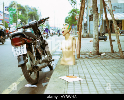 Un manichino in attesa di un driver per offrire al suo giusto posto, Dien Bien Phu Street, District 3, Vietnam, 2006 Foto Stock