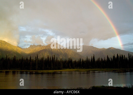 Stati Uniti d'America, in Alaska. Un arcobaleno su montagne senza nome in Alaska Range. Parte delle montagne Talkeetna, localmente denominata Craggies. Foto Stock