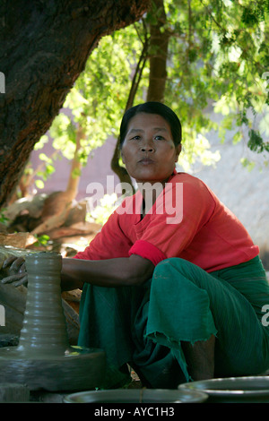 Donna birmano gettando pentole a Yandabo villaggio sulle rive del fiume Irrawaddy, (Ayeyarwady), Birmania (Myanmar) Foto Stock