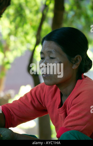 Donna birmano gettando pentole a Yandabo villaggio sulle rive del fiume Irrawaddy, (Ayeyarwady), Birmania (Myanmar) Foto Stock