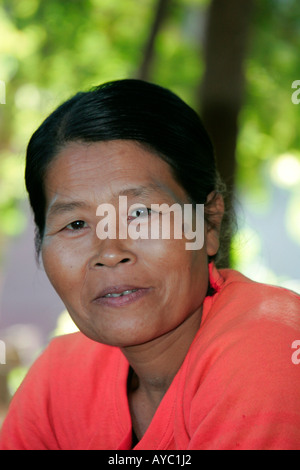 Donna birmano gettando pentole a Yandabo villaggio sulle rive del fiume Irrawaddy, (Ayeyarwady), Birmania (Myanmar) Foto Stock