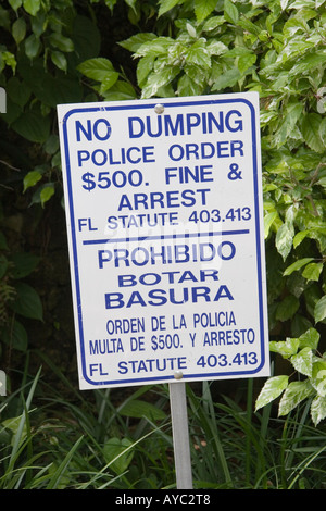 A bilingual strada segno attenzione nessun dumping ordine di polizia 500 dollari di multa e arresto Foto Stock