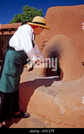 Signor 641 della Roybal cuoce il pane in un forno di adobe a El Rancho de Las Golondrinas, un museo vivente di storia-Santa Fe, New Mexico. Foto Stock