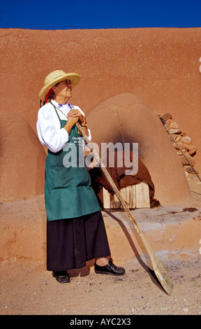 Signor 641 della Roybal cuoce il pane in un forno di adobe a El Rancho de Las Golondrinas, un museo vivente di storia-Santa Fe, New Mexico. Foto Stock