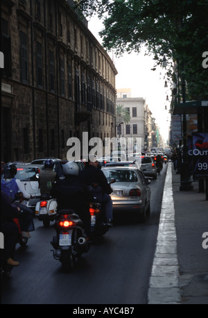 Il traffico Palermo Sicilia Foto Stock
