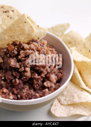 Ciotola di refried fagioli e tacos Foto Stock