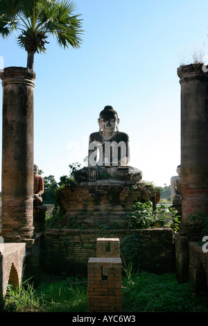 Statua del Buddha presso le rovine di Ava (Inwa), vicino a Manadalay, Birmania (Myanmar) Foto Stock