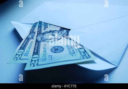 Busta con due venti le fatture del dollaro in esso le tonalità blu Foto Stock