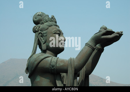 Statua ai piedi del Grande Buddha, il Tian Tan Buddha, Isola di Lantau, Hong Kong. Foto Stock