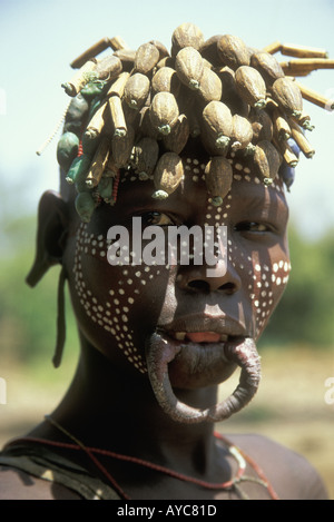 Donna della tribù Mursii con il suo labbro tagliati in modo tale che lei può indossare una spettacolare piastra a labbro o la spina Murulle Etiopia Africa orientale Foto Stock