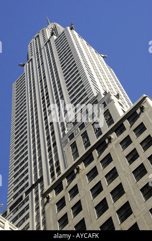 Ritratto di Chrysler Building da basso livello strada angolo contro un cielo blu, New York, Stati Uniti d'America, STATI UNITI D'AMERICA Foto Stock