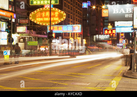 Sentieri di luce lungo la Nathan Road, Hong Kong Foto Stock