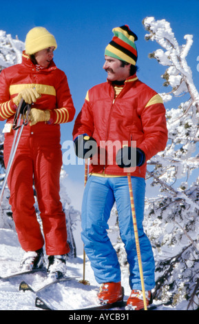 Due gli sciatori in pausa per uno sfiatatoio su una luminosa giornata di sole a Mount Bachelor Ski Area nel centro di Oregon Foto Stock