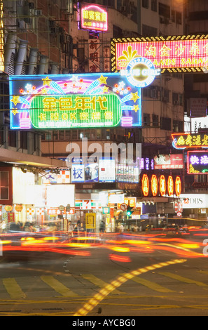 Il traffico che passa lungo la Nathan Road, Hong Kong Foto Stock