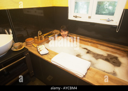 Vasca da bagno, Donna nella stanza da bagno Foto Stock
