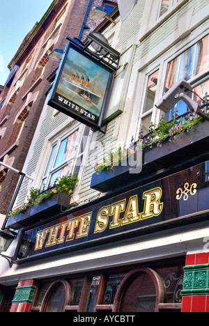 Una casa pubblica in Rainford Gardens Liverpool che ricorda il mal bianco stregate Star Line che possedeva il Titanic. Foto Stock