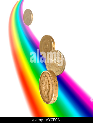 I colori dell'arcobaleno e oro sterline in esecuzione fino a suggerire la pentola d'oro alla fine di un arcobaleno Foto Stock