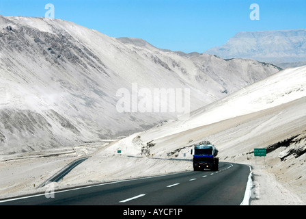 Carrello arrampicata strada internazionale Arica (Cile)-La Paz (Bolivia) Foto Stock