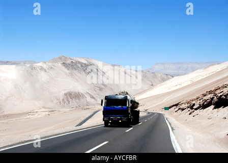 Carrello su strada internazionale Arica (Cile)-La Paz (Bolivia) Foto Stock