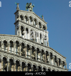 Facciata del XII secolo la chiesa di San Michele in Foro Lucca Toscana Italia Foto Stock