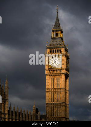 Drammatico colpo di 'Big Ben' torre dell orologio a Londra REGNO UNITO 'Torre Campanaria' Foto Stock