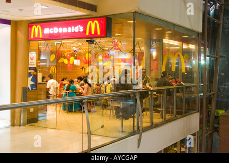Ristorante McDonalds all'interno di un moderno Indian shopping mall e dal centro commerciale Foto Stock