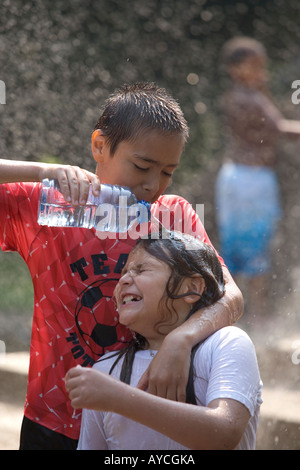 Bambini il raffreddamento durante l'ondata di caldo in Nuova Inghilterra durante la stagione estiva Foto Stock