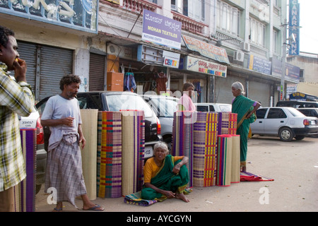 Negozi e la strada affollata scena di Mysore India Foto Stock