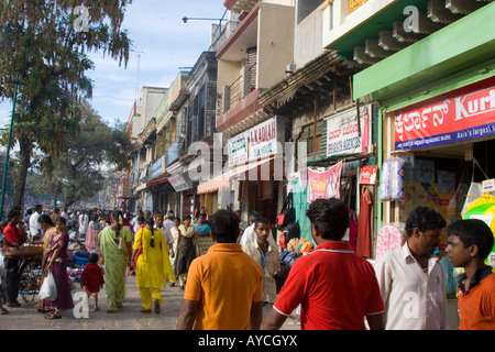 Negozi e la strada affollata scena di Mysore India Foto Stock