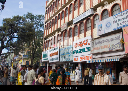 Negozi e la strada affollata scena di Mysore India Foto Stock