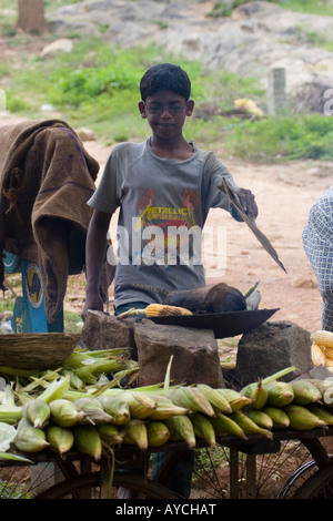Vendita di granturco a caldo o sulla pannocchia di mais a Bangalore in India Foto Stock