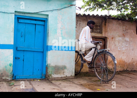 Uomo seduto da solo su una bicicletta in strada Banaglore India Foto Stock