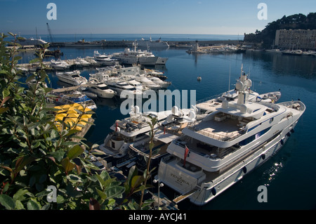 Barche parcheggiate in Port de Fontvieille, un porto di Monaco, durante la bassa stagione. Foto Stock