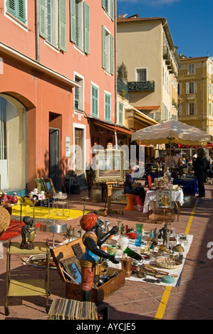 Bric-a-bric di tutti i tipi all'antiquariato e brocante sul mercato di Cours Saleya, Nizza (lunedì), Costa Azzurra Foto Stock