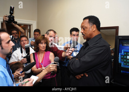 Il reverendo Jesse Jackson Leader dei diritti civili con reporter ad un evento polical Foto Stock
