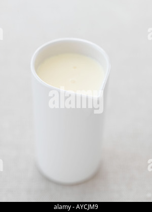 Crema di latte caraffa sulla biancheria pallido - fascia alta Hasselblad 61mb di immagini digitali Foto Stock