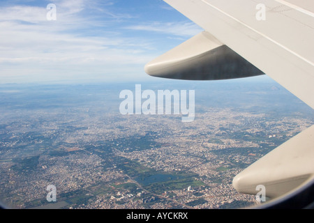 Vista dalla finestra aereo dei sobborghi di Banaglore Foto Stock