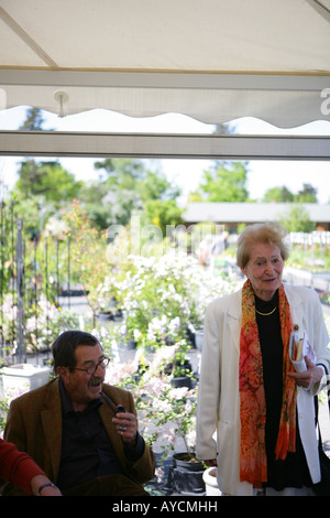 Il 80 anni il proprietario del Gustav drammaturghi Kiepenheuer casa editrice Maria Sommer con il suo famoso scrittore Guenter Grass Foto Stock