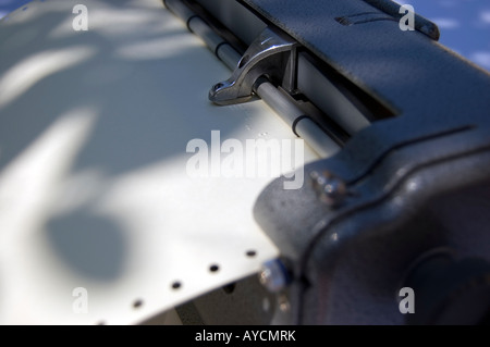 Un goffratore Braille goffratura con una carta Braille Output che mostra come viene usato dal RNIB Istituto Nazionale Reale per i non vedenti Foto Stock