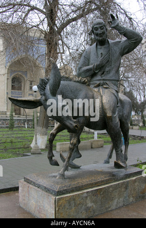 La statua del Mullah Hoja Nasruddin in sella alla sua scimmia, Uzbekistan Foto Stock