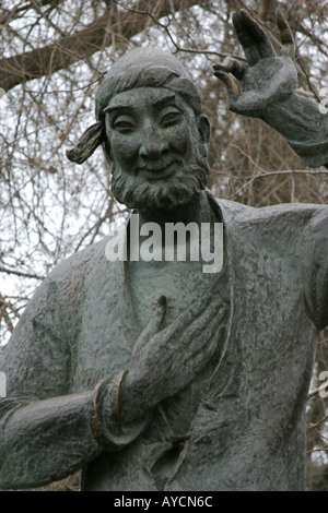 La statua del Mullah Hoja Nasruddin in sella alla sua scimmia, Uzbekistan Foto Stock