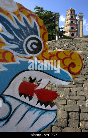 Drago decorativo polena di imbarcazione turistica tirato fino al di sotto di Thien Mu Pagoda torre accanto al Fiume Perfume Hue Vietnam centrale Foto Stock