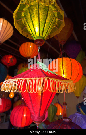 Colorate lanterne vietnamita Hoi An arte laboratorio artigianale città storica Vietnam centrale Foto Stock