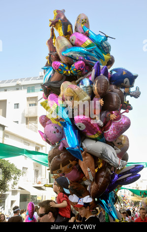 Israele Tel Aviv Purim celebrazione Marzo 2008 venditore ambulante che vende i bambini palloni di elio Foto Stock